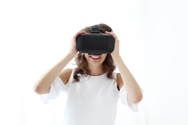 Free Photo woman playing to virtual reality