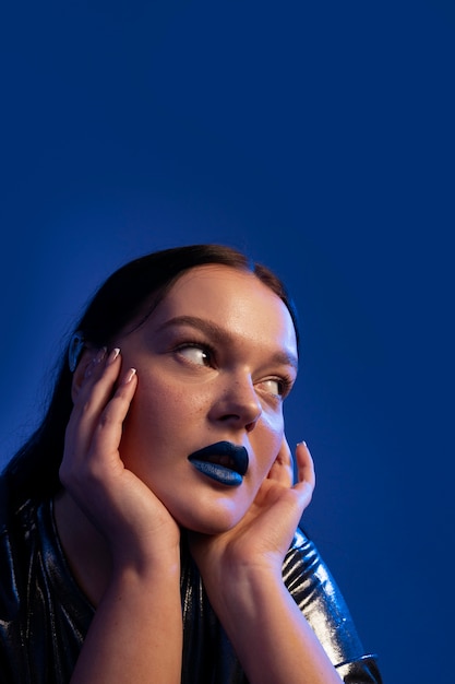 Free photo woman portrait with bright blue lips