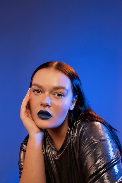 Free photo woman portrait with bright blue lips