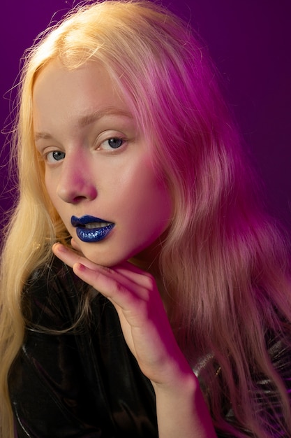 Free photo woman portrait with bright blue lips