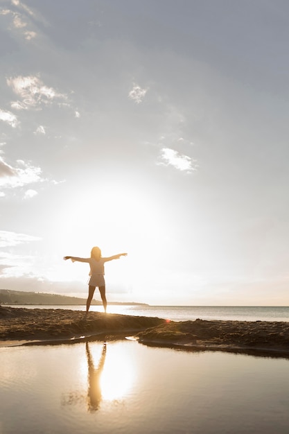 Free photo woman posing at the beach with sun