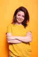 Free photo woman posing with arms crossed in studio