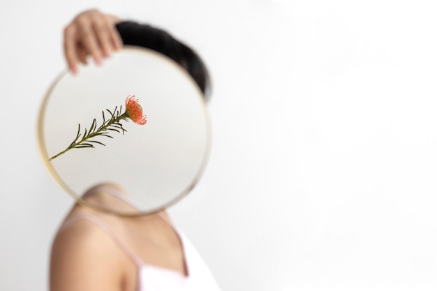 Free photo woman posing with mirror