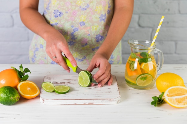 Free photo woman preparing homemade lemonade