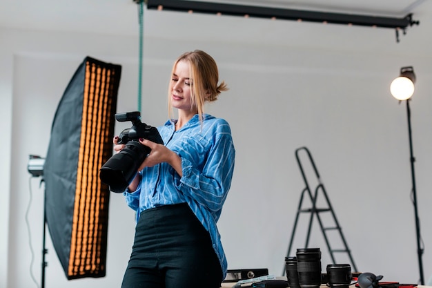 Free photo woman preparing the studio for a shooting