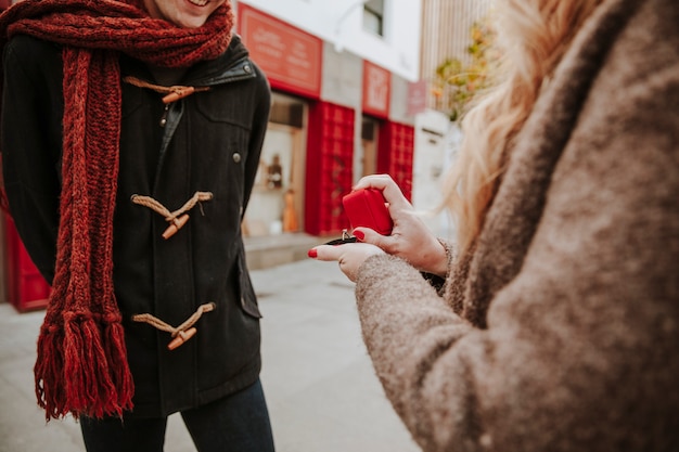 Free photo woman proposing to man on city street