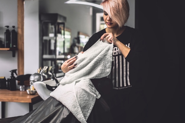 Free photo woman putting face of client to towel