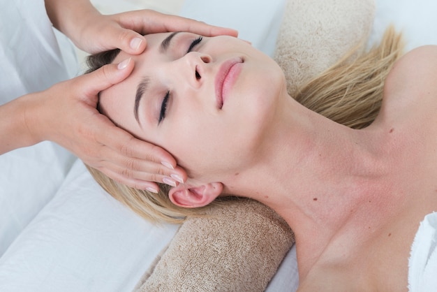 Free photo woman receiving a facial massage in a spa