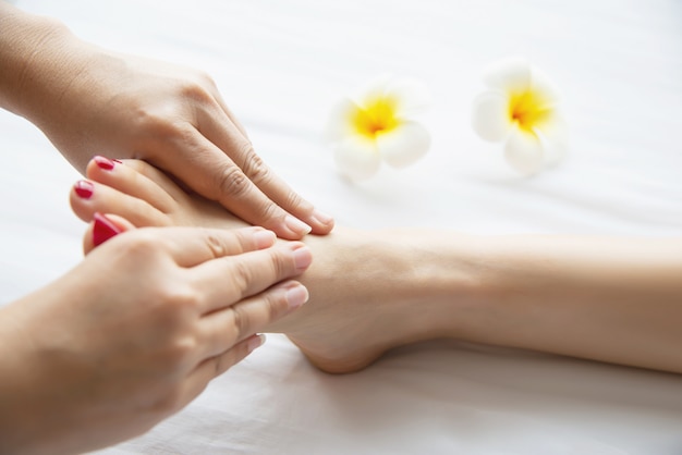 Free photo woman receiving foot massage service from masseuse close up at hand and foot - relax in foot massage therapy service concept