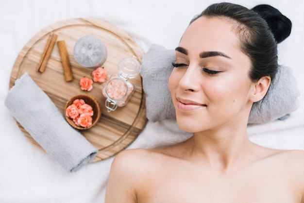 Free photo woman receiving a relaxing massage in a spa