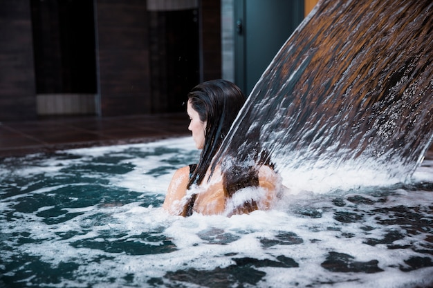 Free photo woman relaxing in spa