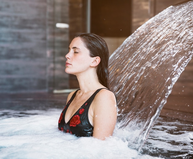 Free photo woman relaxing in spa