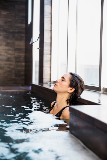 Free photo woman relaxing in spa