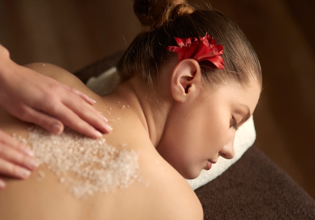 Free photo woman relaxing in the spa