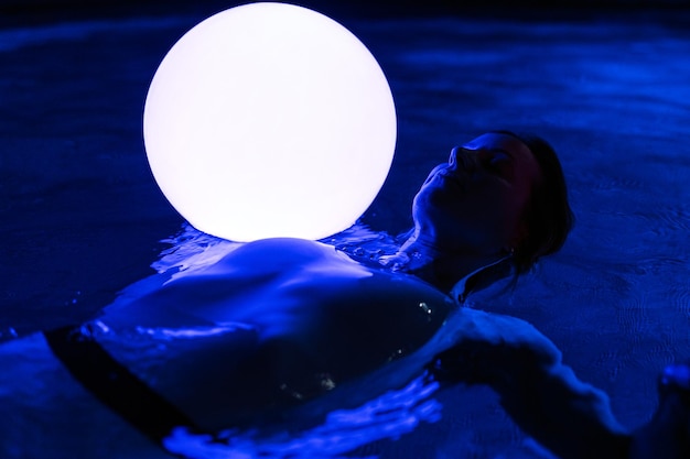 Free photo woman relaxing in swimming pool