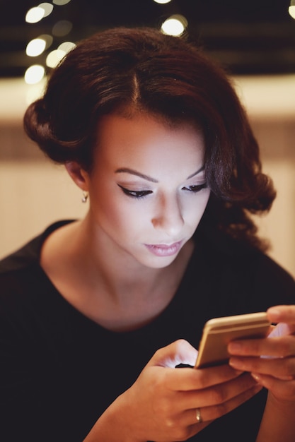 Free Photo woman in restaurant using the smartphone