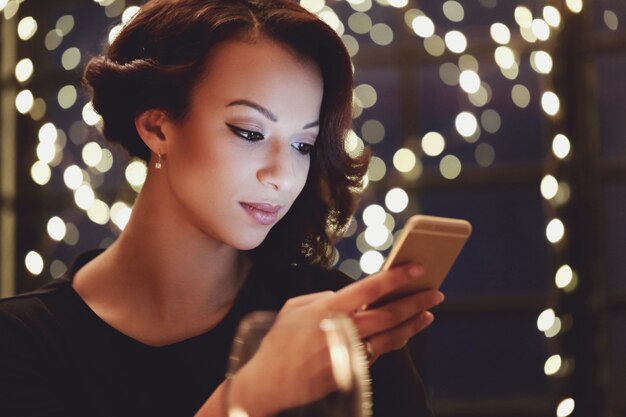 Woman in restaurant using the smartphone