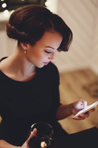 Woman in restaurant using the smartphone