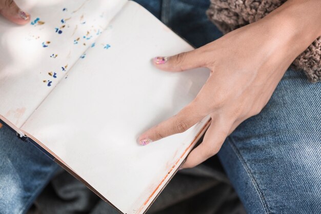 Free photo woman's hands holding notebook