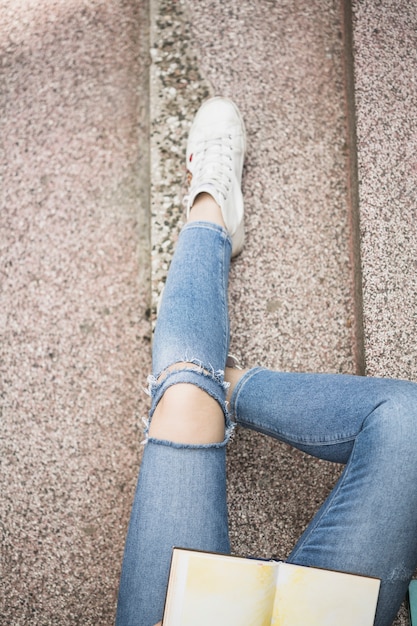 Free photo woman's legs on steps