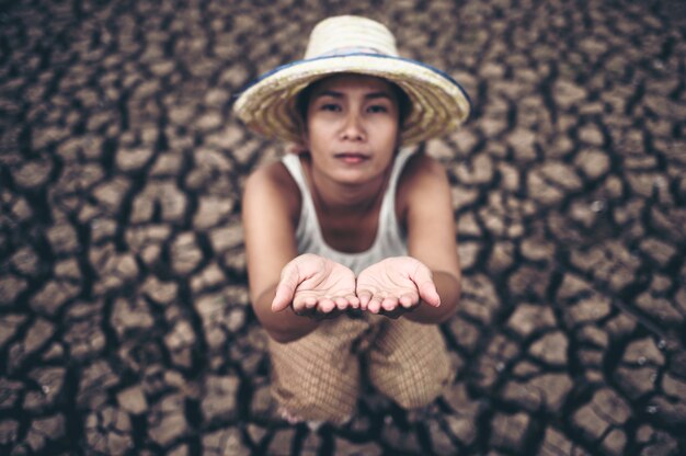 The woman sat looking at the sky and asked for rain in the dry weather, global warming