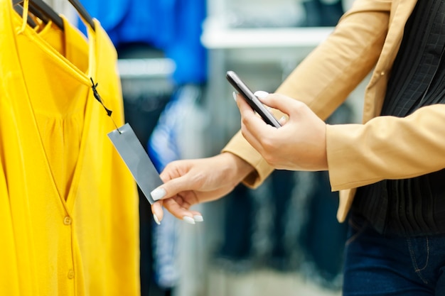 Free photo woman scanning qr code in shopping mall