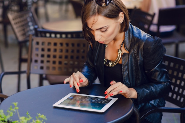 Free photo woman sending an email on her tablet