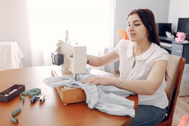 Free photo woman sewing on a sewing machine