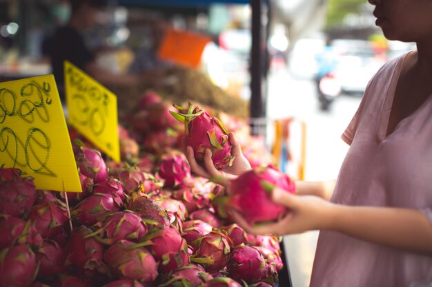 woman shopping organic fruits