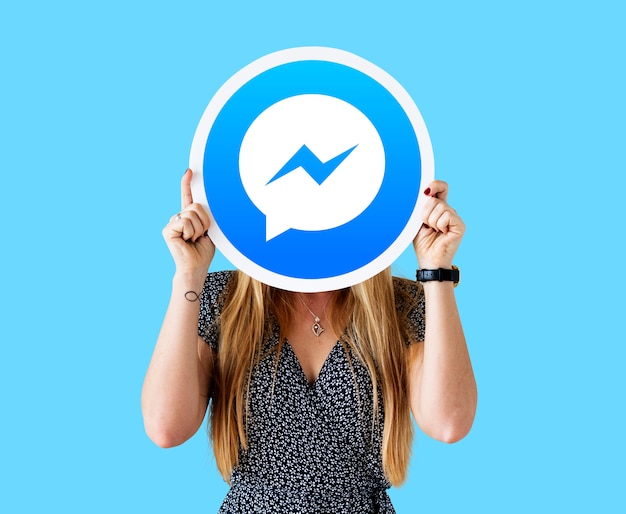 Free photo woman showing a facebook messenger icon