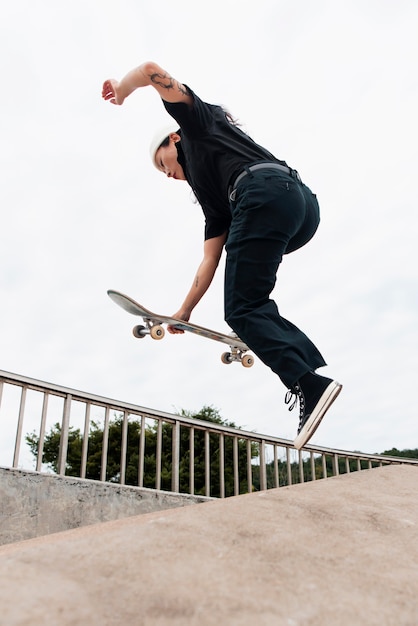 Free photo woman in skate park training