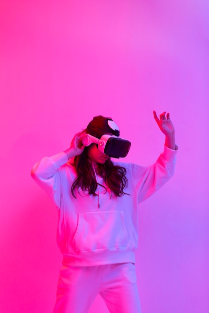 Free photo woman in sportswear using virtual reality goggles