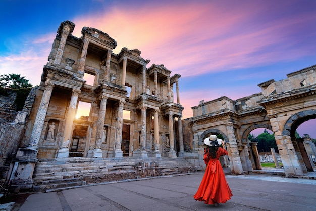 Free photo woman standing in celsus library at ephesus ancient city in izmir, turkey.