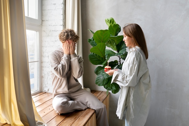 Free photo woman surprising boyfriend side view