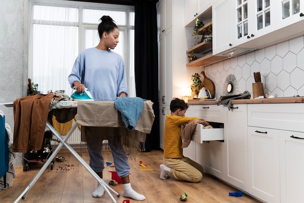 Free photo woman taking care of cleaning dirty house