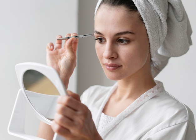 Free photo woman taking care of her beauty at home