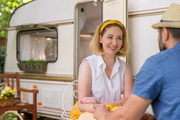 Free photo woman taking lunch with her husband