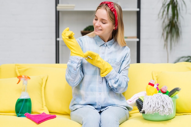 Free photo woman taking off cleaning gloves