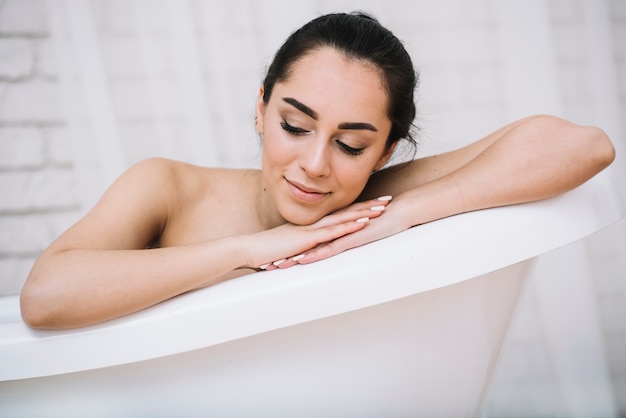 Free photo woman taking a relaxing bath in a spa