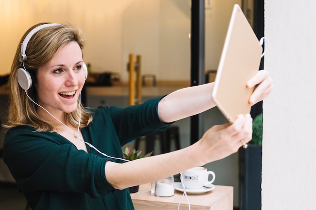 Free photo woman taking selfie in cafe