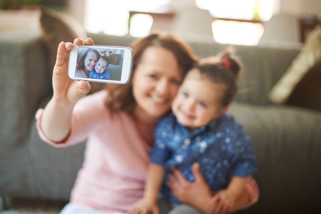 Free photo woman taking selfie with her daughter