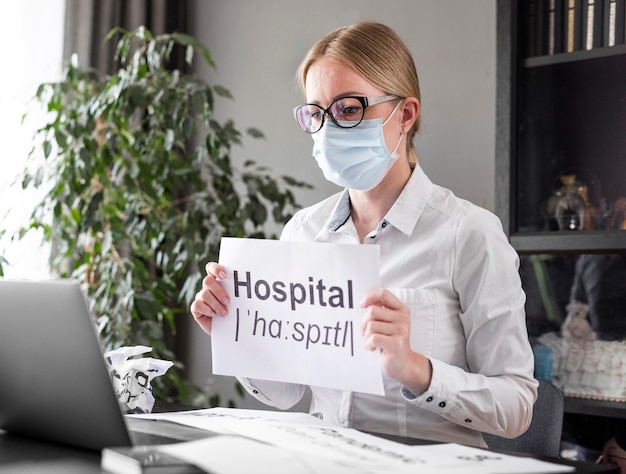 Free photo woman talking about hospital with her students