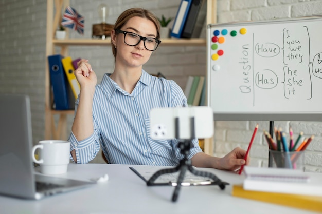 Free photo woman teaching students an english lesson online