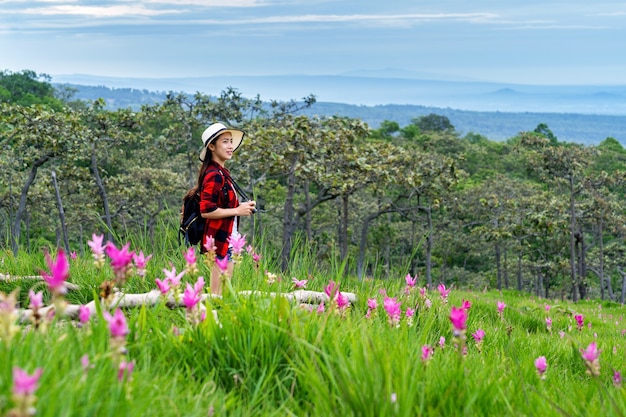 Free photo woman traveler with backpack enjoying at krachiew flower field, thailand. travel concept.