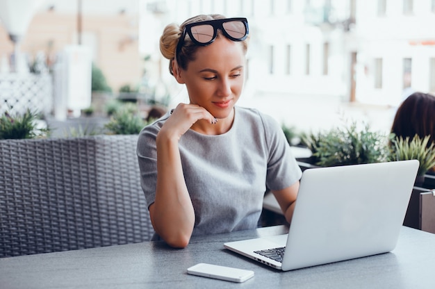 Free Photo woman using laptop in a cafe