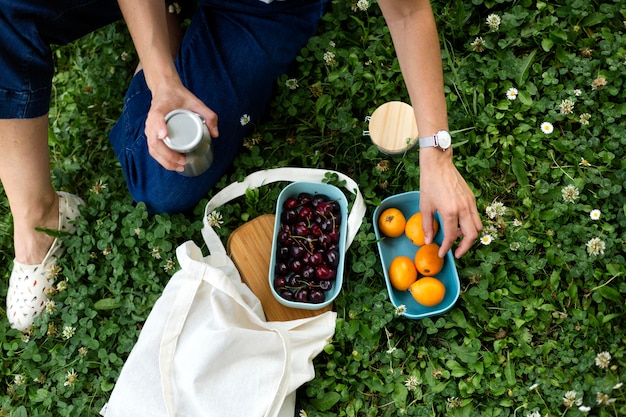 Free Photo woman using sustainable recipients for food