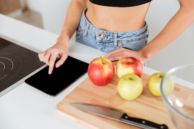 Free photo woman using tablet computer