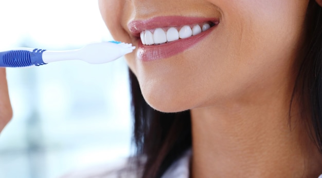 Free photo woman using toothbrush