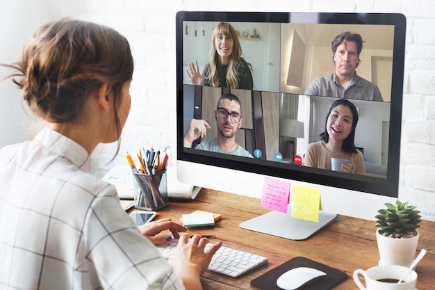 Free photo woman in a video conference call in her home office during the coronavirus pandemic