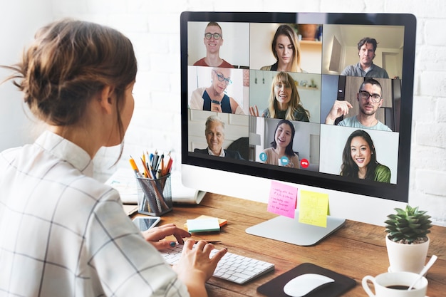 Free photo woman in a video conference call in her home office during the coronavirus pandemic